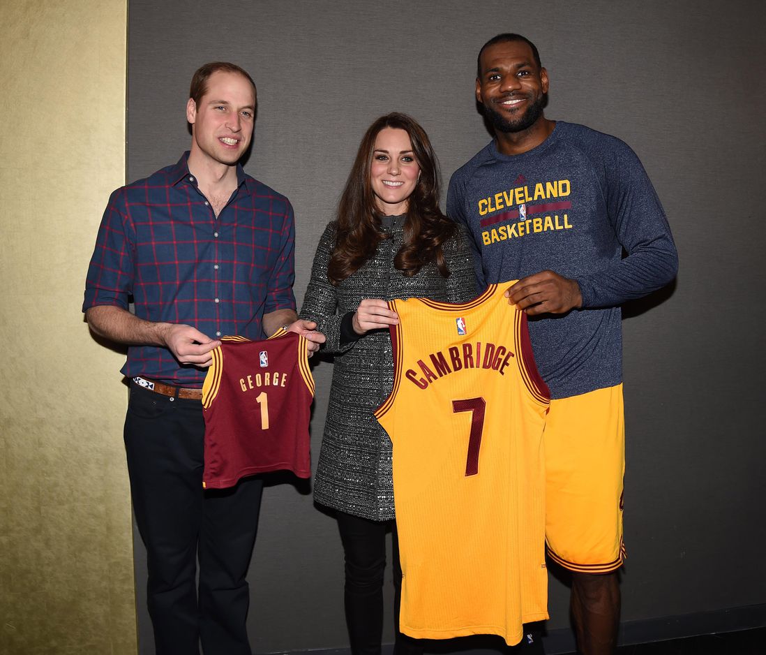 LeBron James gave the royal couples jerseys for Prince Geroge and Prince William<br>
